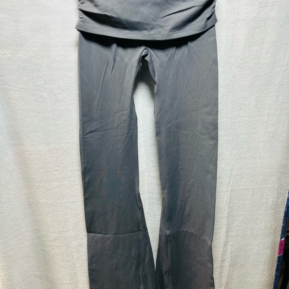Elegant Gray Women's Leggings - Picture 2 of 6
